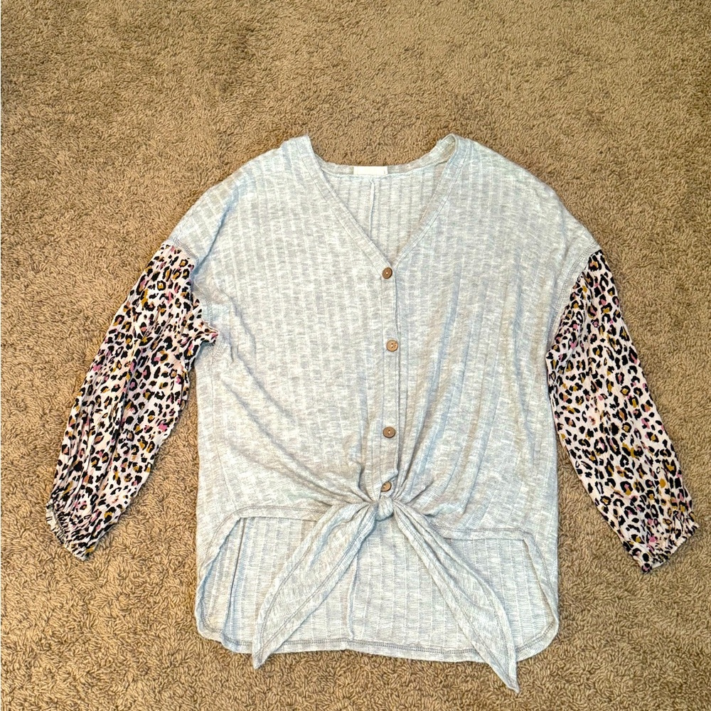 Women’s soft oversized top w/leopard flowy sleeves